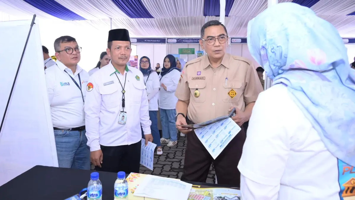 Sekda Karanganyar Kurniadi Maulato meninjau Mini Expo Kredit Kendaraan Bermotor (KKB) dan Kredit Pemilikan Rumah (KPR) 2026 di halaman Kantor Cabang Bank Jateng Kabupaten Karanganyar, Senin (13/4/2026). (Rudi Hartono/Radar Solo)