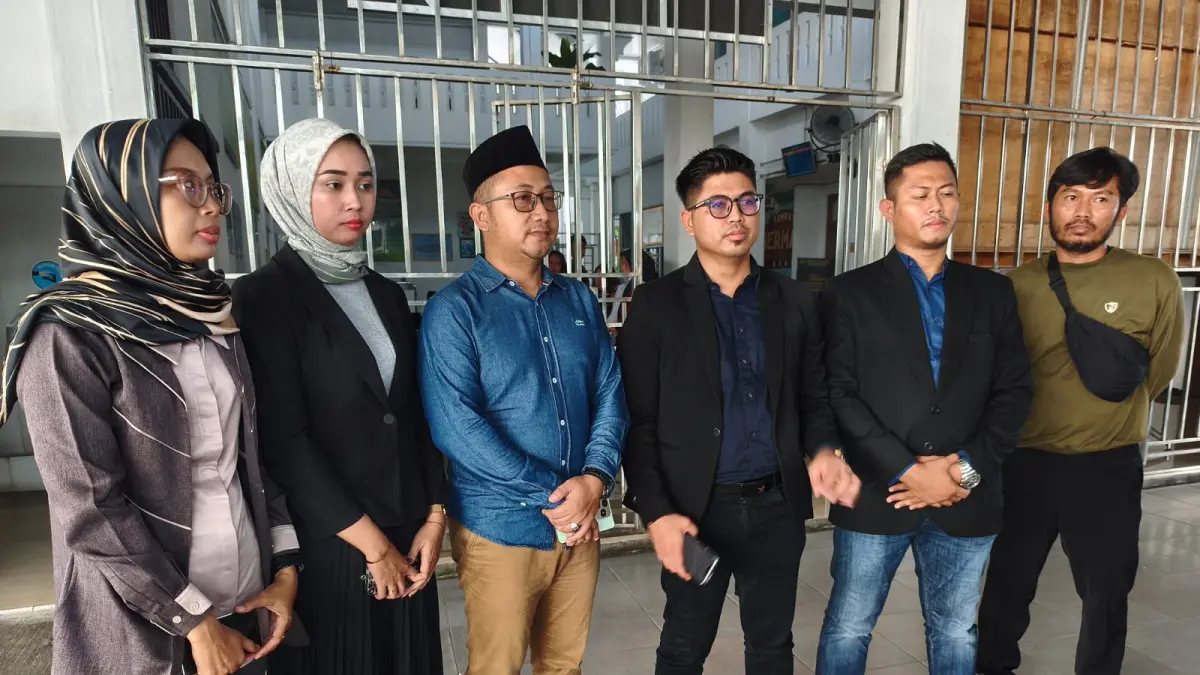 Tim pengacara gurut TK di Sragen yang jadi terdakwa kasus dugaan pencabulan siswinya. (Ahmad Khairudin/Radar Solo)