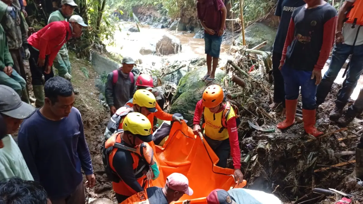 Tim SAR evakuasi petani yang terseret Sungai Bogowonto, Dusun Larangan, Desa Banyumudal, Kecamatan Sapuran, Kabupaten Wonosobo, Senin (13/4/2026). (Basarnas Semarang)