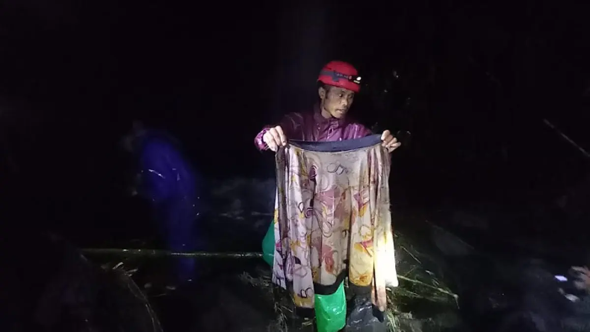 Tim SAR melakukan pencarian petani yang hilang di sungai Dusun Larangan, Desa Banyumudal, Kecamatan Sapuran, Kabupaten Wonosobo, Minggu (13/4/2026) malam. (Basarnas Semarang) 