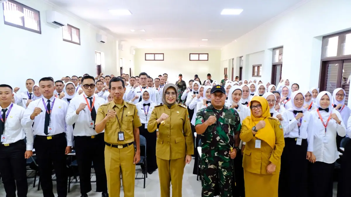 Wakil Wali Kota Solo Astrid Widayani bersama peserta Latihan Dasar CPNS Pemkot Solo. (Silvester Kurniawan/Radar Solo)