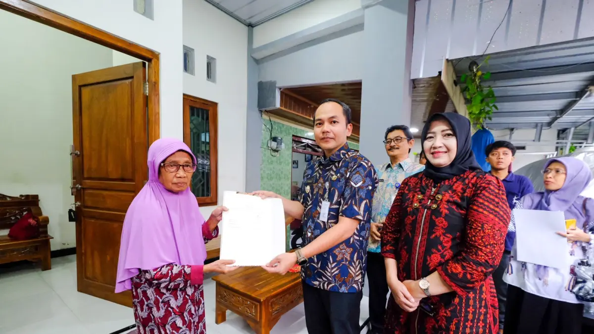 Wali Kota Solo Respati Ardi serahkan sertifikat kepada warga Pucang Sawit, Jebres. (Humas Pemkot Solo)