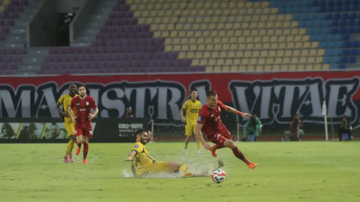 Air menggenang di lapangan Stadion Manahan saat pertandingan Persis vs Semen Padagang, Sabtu (11/4/2026). (M Ihsan/Radar Solo)