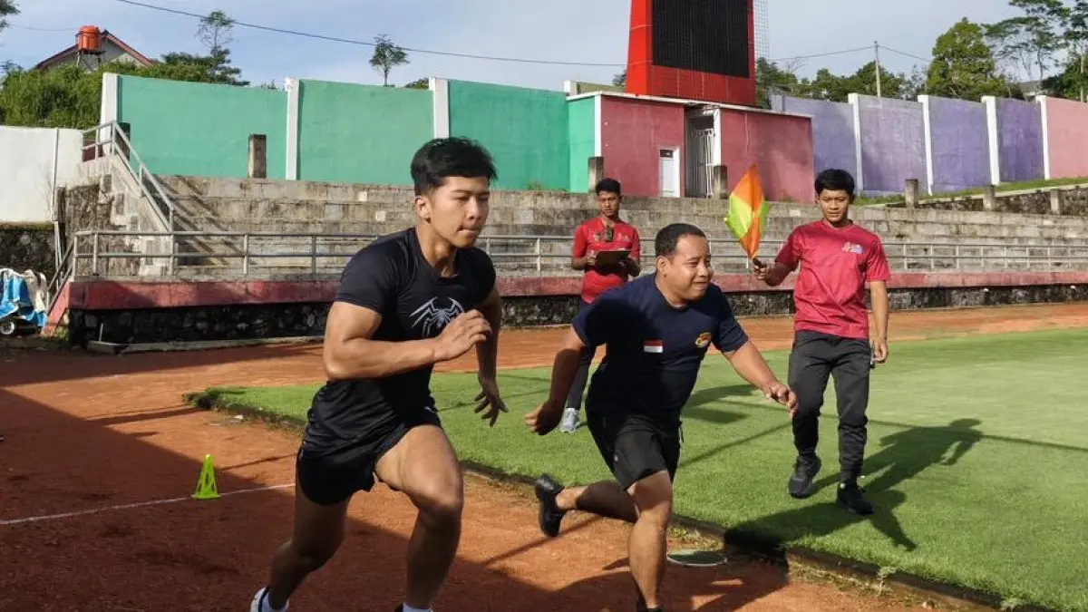 Atlet Boyolali menjelanis tes fisik Di Stadion Kebogiro, Minggu (12/4). Kegiatan ini untuk menghadapi Porprov Jateng 2026. (ABDUL KHOFID/RADAR SOLO)