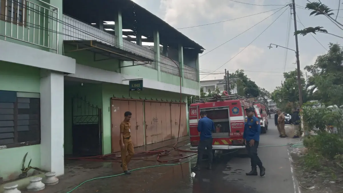 Berkat kesigapan Damkar Sukoharjo, kebakaran di aula Masjid Al Fajar, Kampung Purworejo RT 03/08, Kelurahan Jetis, Kecamatan Sukoharjo Kota, Selasa (14/4) pagi, berhasil dipadamkan dalam 3 menit. (IWAN KAWUL/RADAR SOLO) 