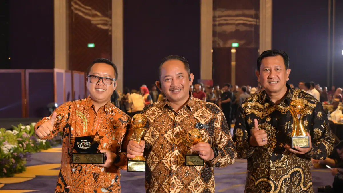 Bupati dan Wakil Bupati Karanganyar serta Direktur Bank Daerah Karanganyar menunjukkan penghargaan TOP Pembina BUMD Awards 2026, Senin (13/4/2026) malam. (Ist)