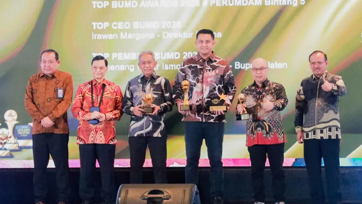 Bupati Klaten Hamenang Wajar Ismoyo bersama jajaran PDAM Tirta Merapi dan PT BPR Bank Klaten (Perseroda) saat menerima penghargaan dalam Top BUMD Awards 2026. (Dokumentasi Diskominfo Klaten)