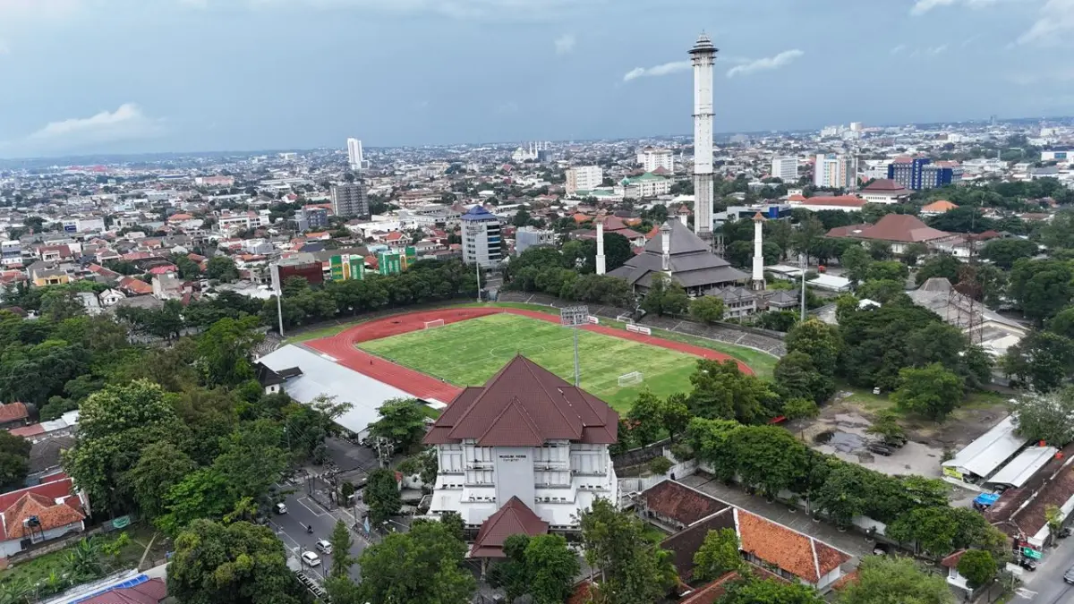 EKSOTIK: Suasana kawasan Stadion Sriwedari yang jadi venue pertandingan Championship 2025/2026. (TIM MEDIA KENDAL TORNADO FC)