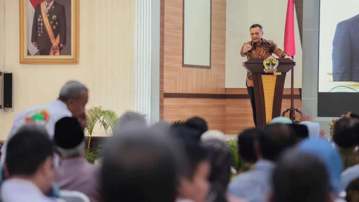 Gubernur Jateng Ahmad Luthfi sampaikan paparan pada pengukuhan pimpinan Dewan Koperasi Indonesia (Dekopin) Wilayah Provinsi Jawa Tengah serta Rapat Kerja Wilayah Tahun 2026 di Wisma Perdamaian, Semarang, Selasa (14/4/2026).