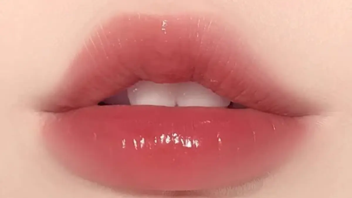 Ilustrasi ombre lips.