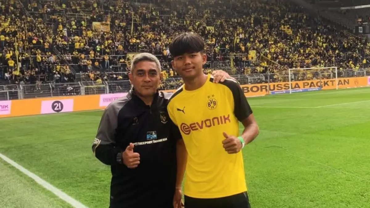 KENANGAN MANIS: Indriyanto bersama Arkhan Kaka saat menonton pertandingan Borussia Dortmund. (INSTAGRAM: @nu9rohoindriyanto)