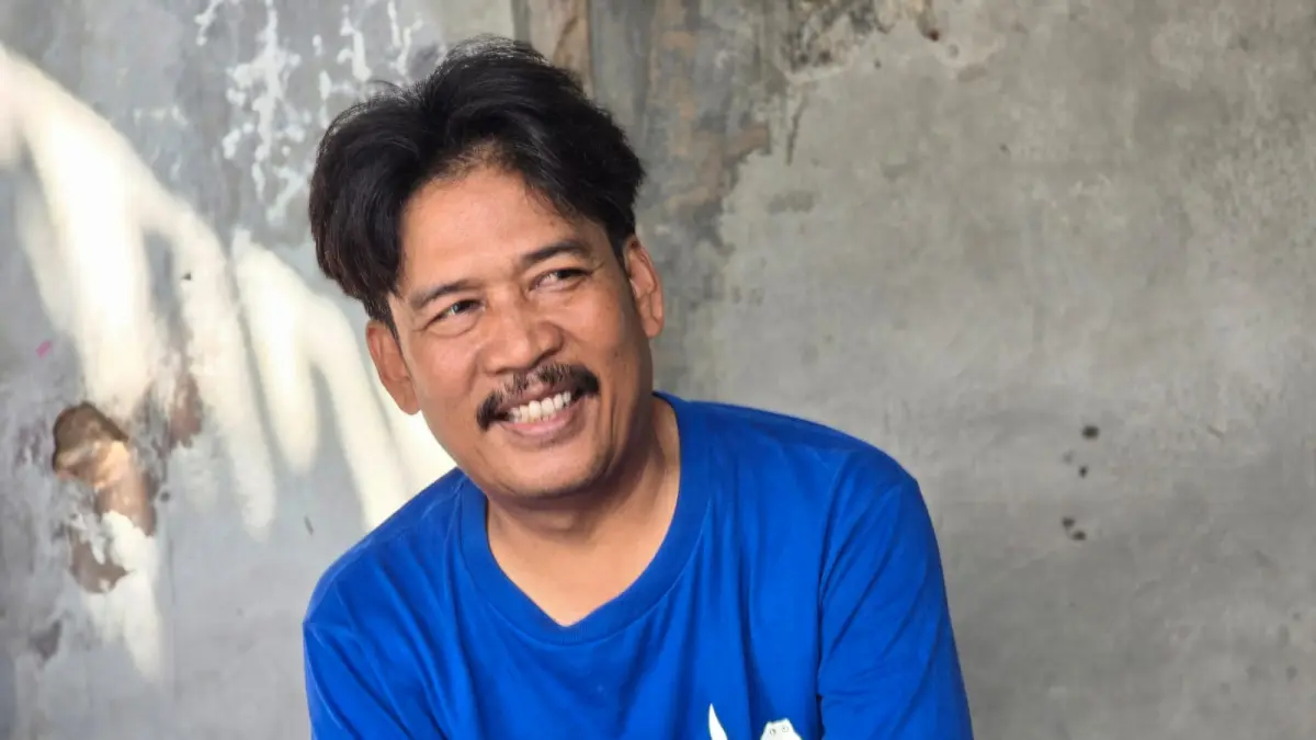 Ketua Fraksi Golkar DPRD Sragen Pujono Elly Bayu Effendi yang juga pengusaha es batu ikut terdampak kenaikan harga plastik. (Ahmad Khairudin/Radar Solo)