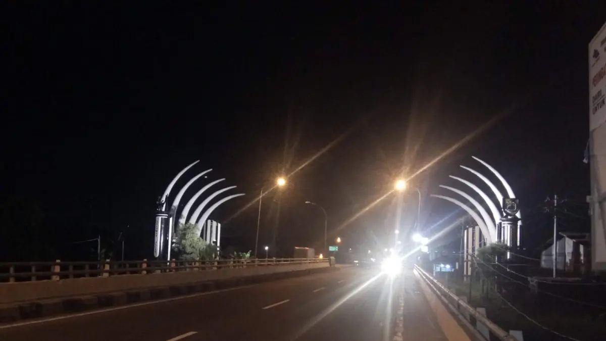 Kondisi jalan Solo-Sragen di Tugu Gading Grompol, Kecamatan Masaran, Sragen yang remang-remang, Selasa (14/4/2026). (Ahmad Khairudin/Radar Solo)