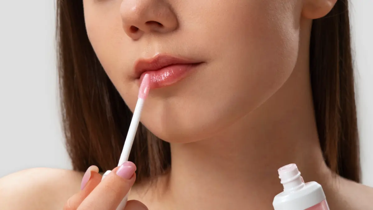 Lip tint dengan warna natural.