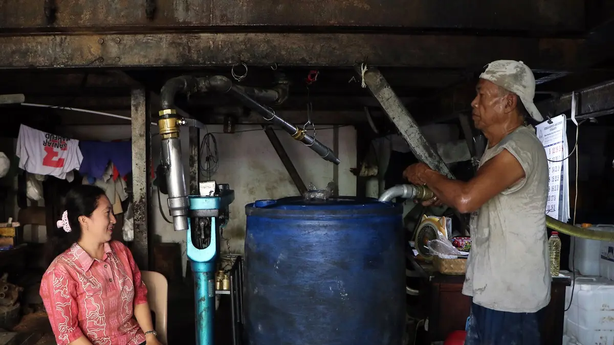 Pekerja di salah satu toko penjual minyak goreng curah sedang mengemas minyak-minyak ke dalam jeriken, Selasa (14/4). (ARIEF BUDIMAN/RADAR SOLO)