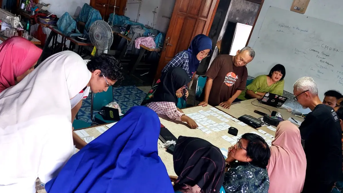 Pelatihan Community Managed Disaster Risk Reduction (CMDRR) yang melibatkan penyandang disabilitas di sekretariatan SEHATI, Selasa (14/4). (IWAN KAWUL/RADAR SOLO)