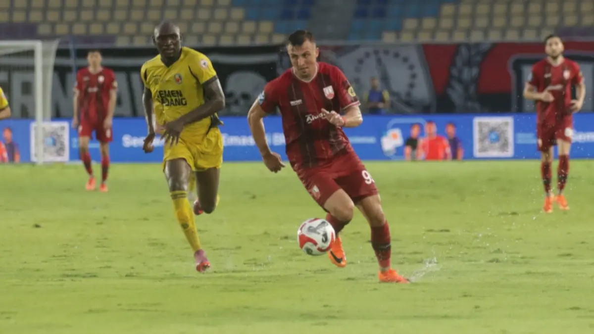 PEMAIN KUNCI: Striker Persis Solo Roman Paparyga dijaga ketat pemain Semen Padang di Stadion Manahan, Minggu (12/4). (M. IHSAN/RADAR SOLO)