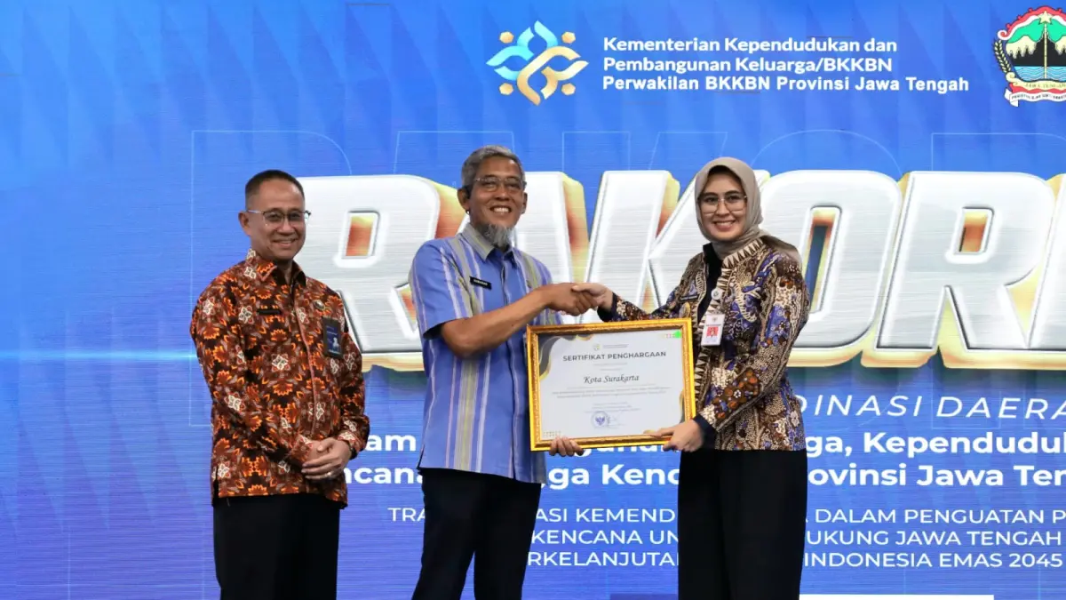 Pemkot Solo menerima penghargaan terkait penyusunan dan implementasi Dokumen Peta Jalan Pembangunan Kependudukan (PJPK) Berkualitas Tahun 2025 dari Pemprov Jateng di Semarang, Rabu (14/4). (Humas Pemkot Solo)