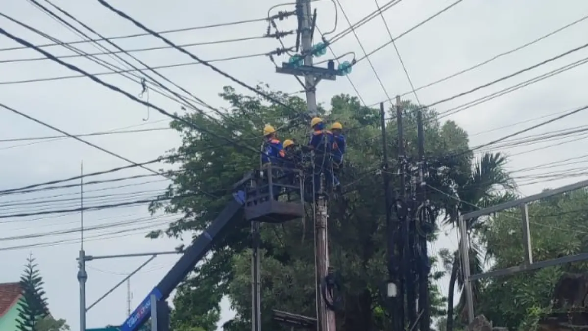 Salah satu sudut kota Sragen yang dipenuhi tiang dan kabel internet. (Ahmad Khairudin/Radar Solo)