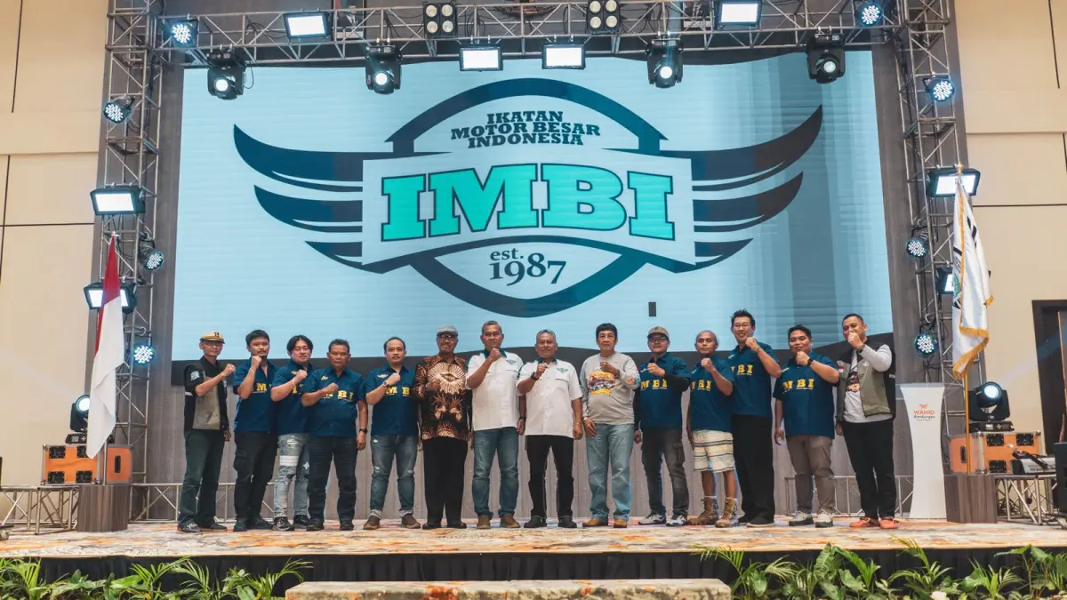 Perwira Tinggi Polri Abiyoso Seno Aji, S.I.K. (tengah) bersama seluruh jajaran pengurus IMBI dan perwakilan Manager Honda Big Bike Jateng Dwianto Agung Siwitomo (2 dari kanan) di acara Gala Dinner Hotel Wahid Bandungan Kab. Semarang pada Sabtu, 11 April 2026