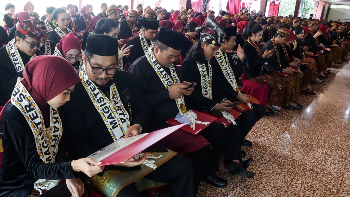ADA 295 WISUDAWAN DINYATAKAN LULUS. (M. IHSAN/RADAR SOLO)