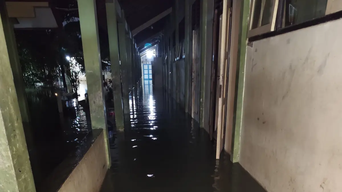 Banjir menggenangi ruang kelas SMPN 2 Grogol Sukoharjo, Selasa malam (14/4).