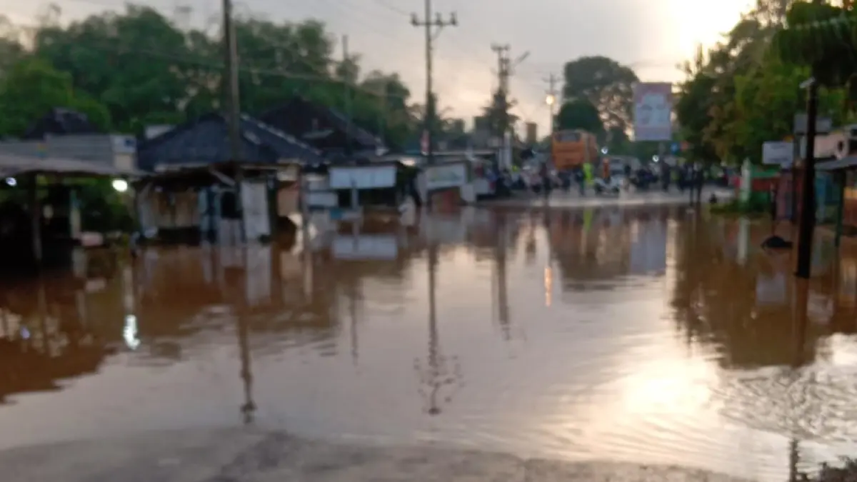 Banjir setinggi betis orang dewasa rendam jalan dari arah utara Balai Desa Cemani menuju selatan ke arah PT Konimex di Kecamatan Grogol, Sukoharjo, Rabu pagi (15/4).