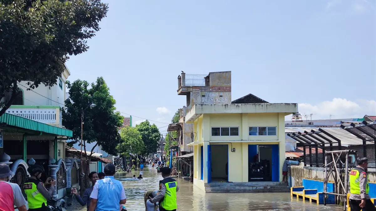 Banjir yang melanda daerah Joyotakan di Kota Solo, Rabu pagi (14/5/5/4/2026). (HERNINDYA JALU/RADAR SOLO) 