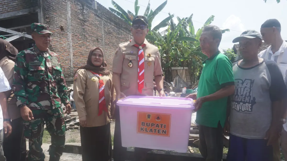 Bupati Klaten Hamenang Wajar Ismoyo saat memberikan bantuan kepada warga yang rumahnya roboh di Desa Kingkang, Kecamatan Wonosari. (Angga Purenda/Radar Solo)