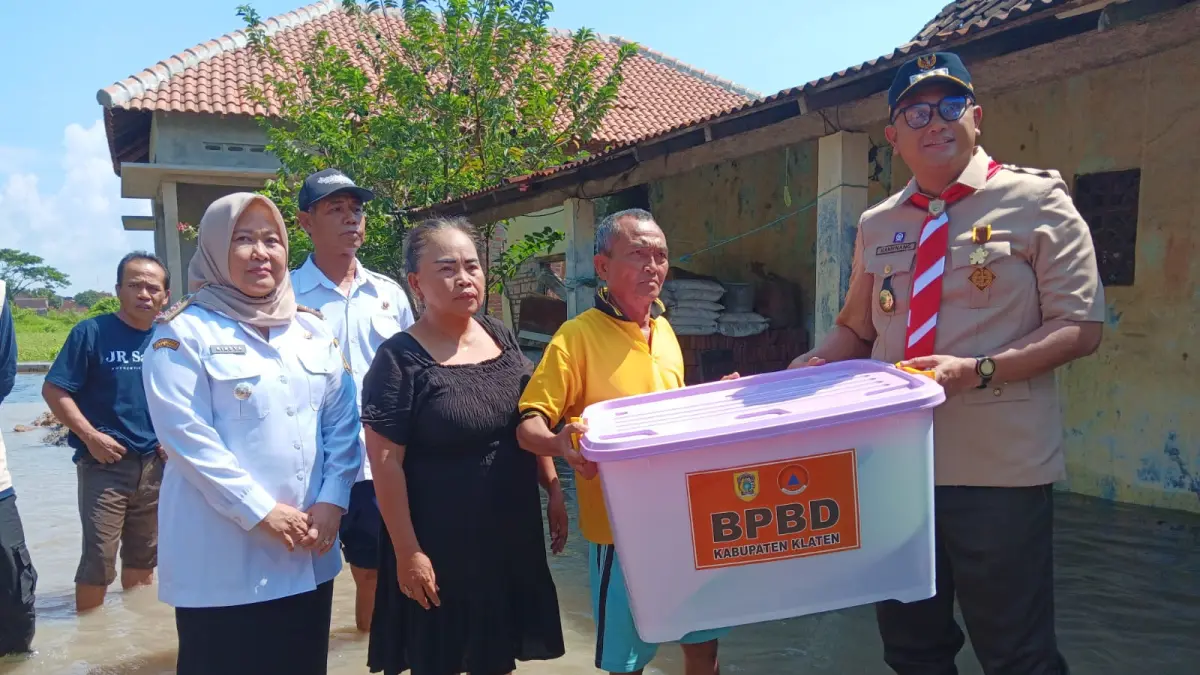  Bupati Klaten Hamenang Wajar Ismoyo saat memberikan bantuan kepada warga yang terdampak banjir hingga mengakibatkan dapur ambruk di Desa Ketitang, Kecamatan Juwiring, Rabu (15/4/2026). (Angga Purenda/Radar Solo)