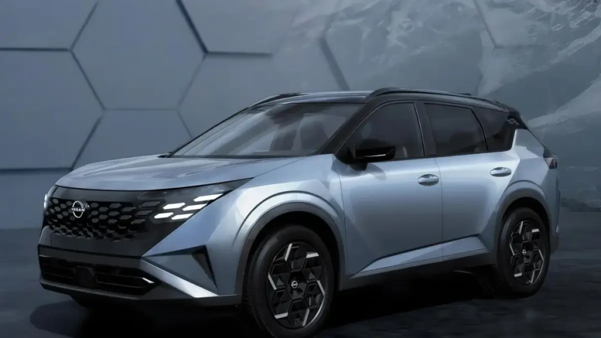 Dari sisi tampilan, Nissan Rogue terbaru tampil jauh lebih berani dibanding generasi sebelumnya. Bagian depan didominasi grille besar berwarna gelap yang terintegrasi dengan lampu DRL tipis dan tajam.
(CarExpert)
