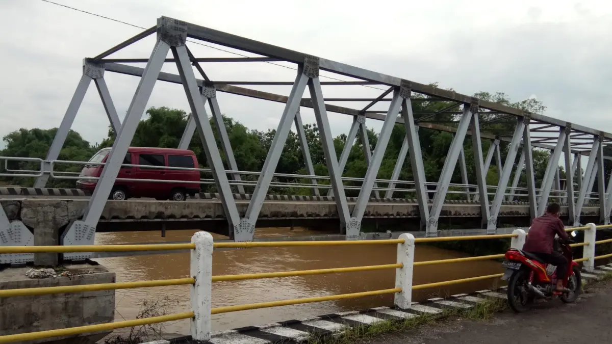 Debit air Bengawan Solo di bawah Jembatan Gawanan Tanon sudha mulai naik. (A Khairudin/Radar Solo)