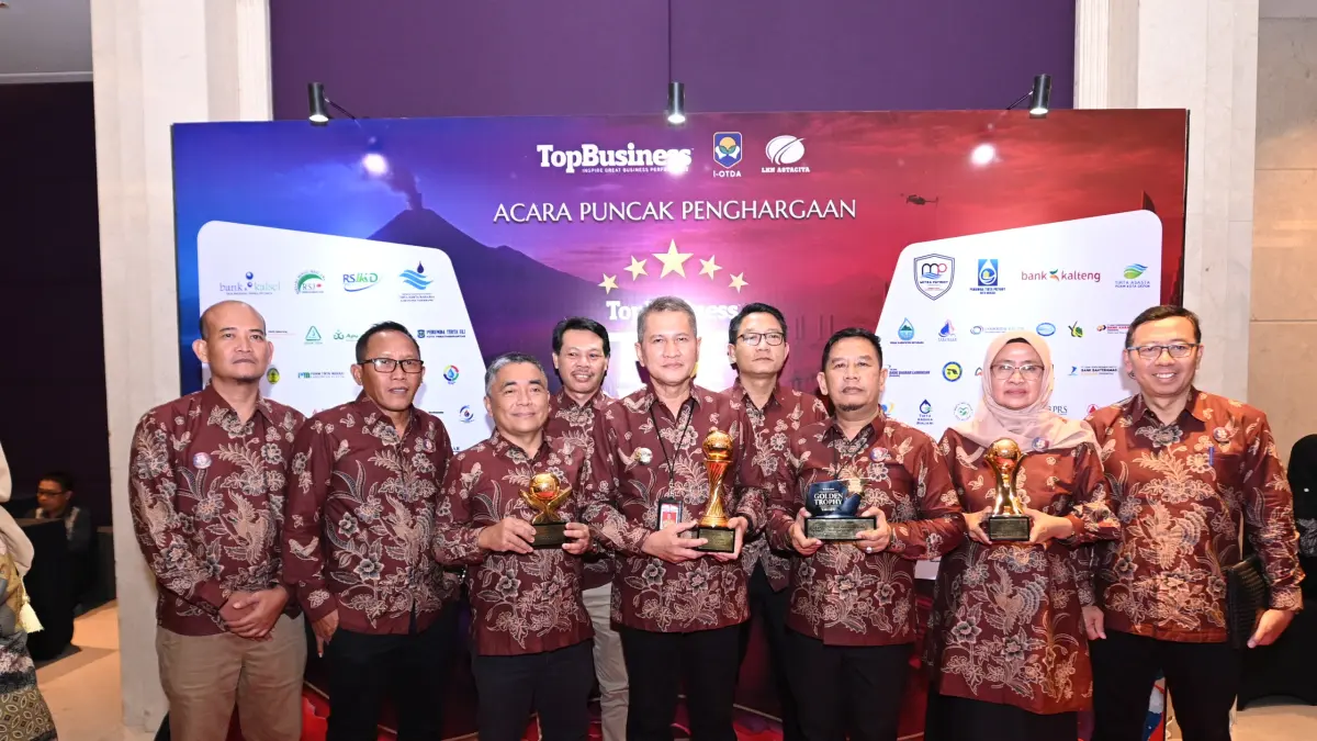 Bupati Wonogiri Setyo Sukarno bersama sejumlah kepala BUMD kabupaten setempat menerima penghargaan dalam ajang Top BUMD Awards 2026 yang digelar Majalah Top Businesss menggandeng Institut Otonomi Daerah (i-Otda) di Hotel Raffles Jakarta Senin (13/4/2026). (ISTIMEWA)