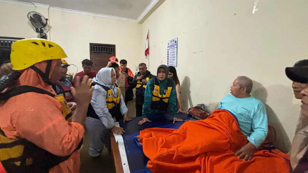 Foto Wakil Wali Kota Surakarta, Astrid Widayani saat meninjau warga terdampam banjir di wilayah Tipes, Kecamatan Serengan dan wilayah Pajang, Kecamatan Laweyan, Selasa (14/4) malam hingga Rabu (15/4) dini hari