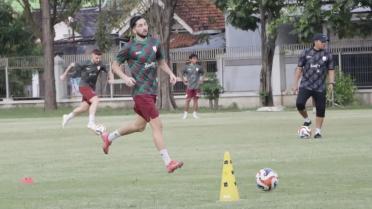 Gelandang Persis Solo Miroslav Maricic saat berlatih di Lapangan Banyuanyar, Rabu (15/4/2026). (M. IHSAN/RADAR SOLO) 