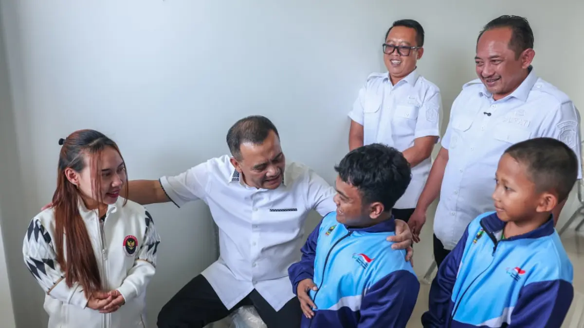 Gubernur Jateng Ahmad Luthfi di sela meresmikan gedung asrama atlet National Paralympic Committee Indonesia (NPCI) Provinsi Jawa Tengah di Desa Delingan, Kecamatan Karanganyar, Rabu (15/4/2026). (DOK. PEMPROV JATENG)