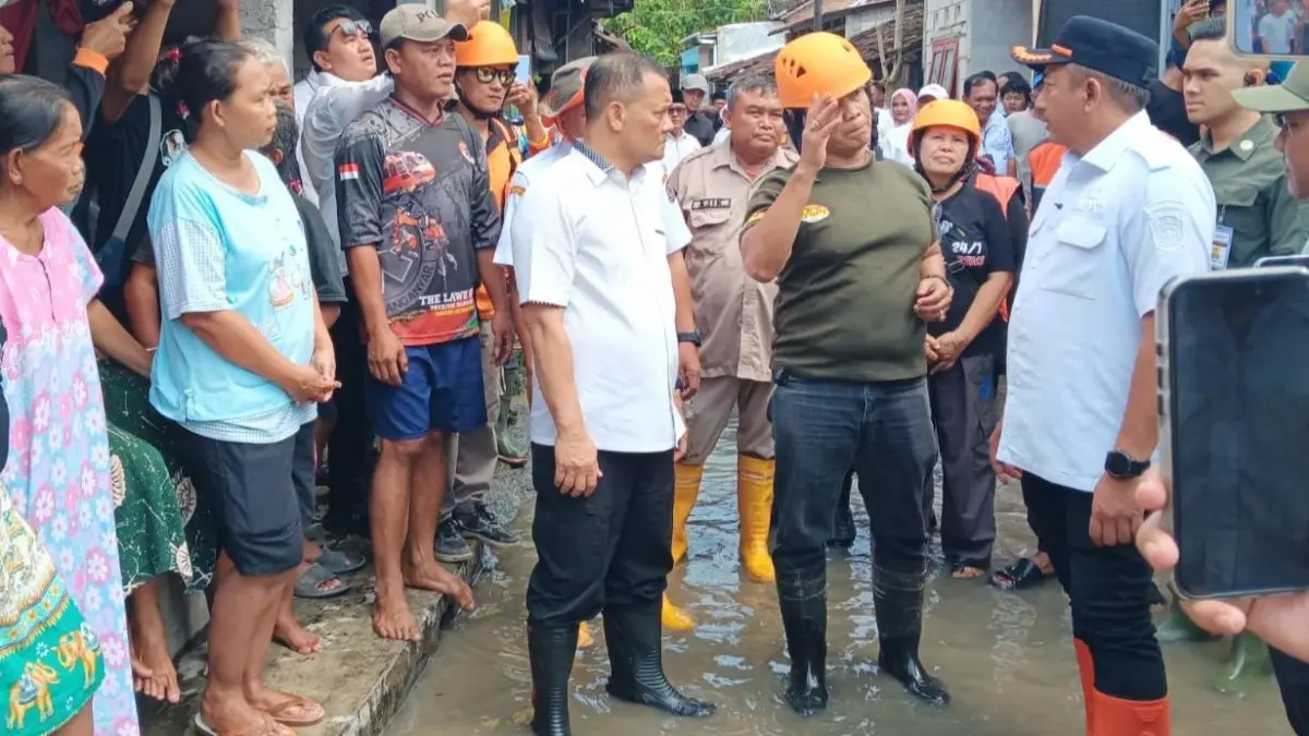 Gubernur Jawa Tengah Ahmad Luthfi saat meninjau banjir di Dusun Daleman, Kecamatan Jaten, Karanganyar, Rabu (15//4/2026) siang. (Rudi Hartono/Radar Solo) 
