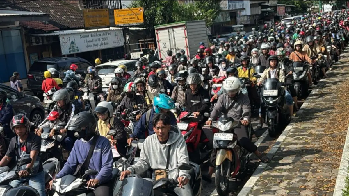 Kemacetan kendaraan dari arah Sukoharjo menuju Solo, tepatnya di Joyotakan, Serengan karena banjit, Rabu (15/4).(ARIIEF BUDIMAN/RADAR SOLO) 