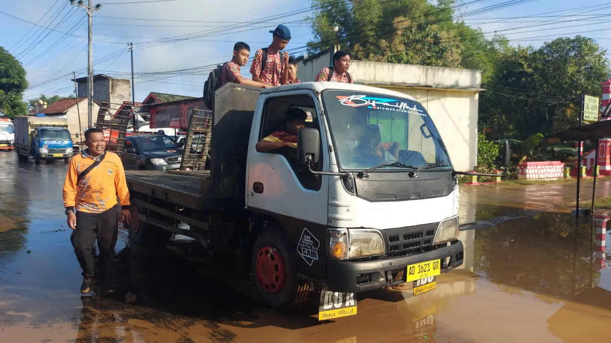 Kendaraan menerabas banjir di wilayah Karangturi, Kecamatan Nguntoronadi, Wonogiri, Rabu (15/4/2026). (ISTIMEWA)