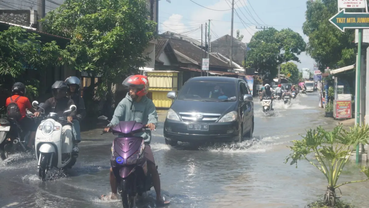 Kondisi ruas Jalan Daleman-Karangdowo, di Desa Carikan, Juwiring, Klaten yang tergenang air akibat luapan sungai, Rabu (15/4/2026). (ANGGA PURENDA/RADAR SOLO)