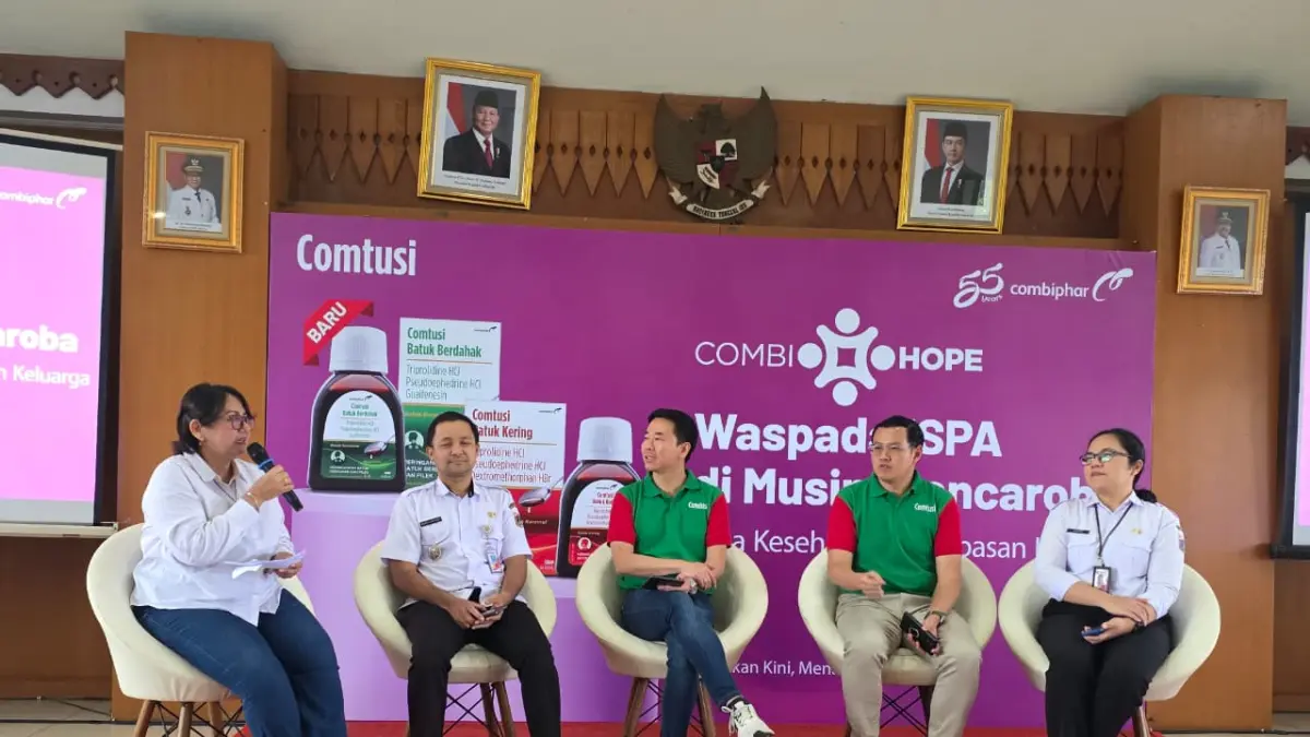 (Dua dari kiri) Wakil Camat Pancoran Rudy Cahyadi, Direktur Combiphar Weitarsa Hendarto, GM Marketing Combiphar Sandi Wijaya, Sr. Medical Affairs Manager Combiphar dr. Clavelina Astriani hadiri edukasi kesehatan bertajuk “Waspada ISPA di Musim Pancaroba: Jaga Kesehatan Pernapasan Keluarga” di&nbsp;Kecamatan Pancoran, Jakarta Selatan. (DOK.COMBIPHAR)&nbsp; 