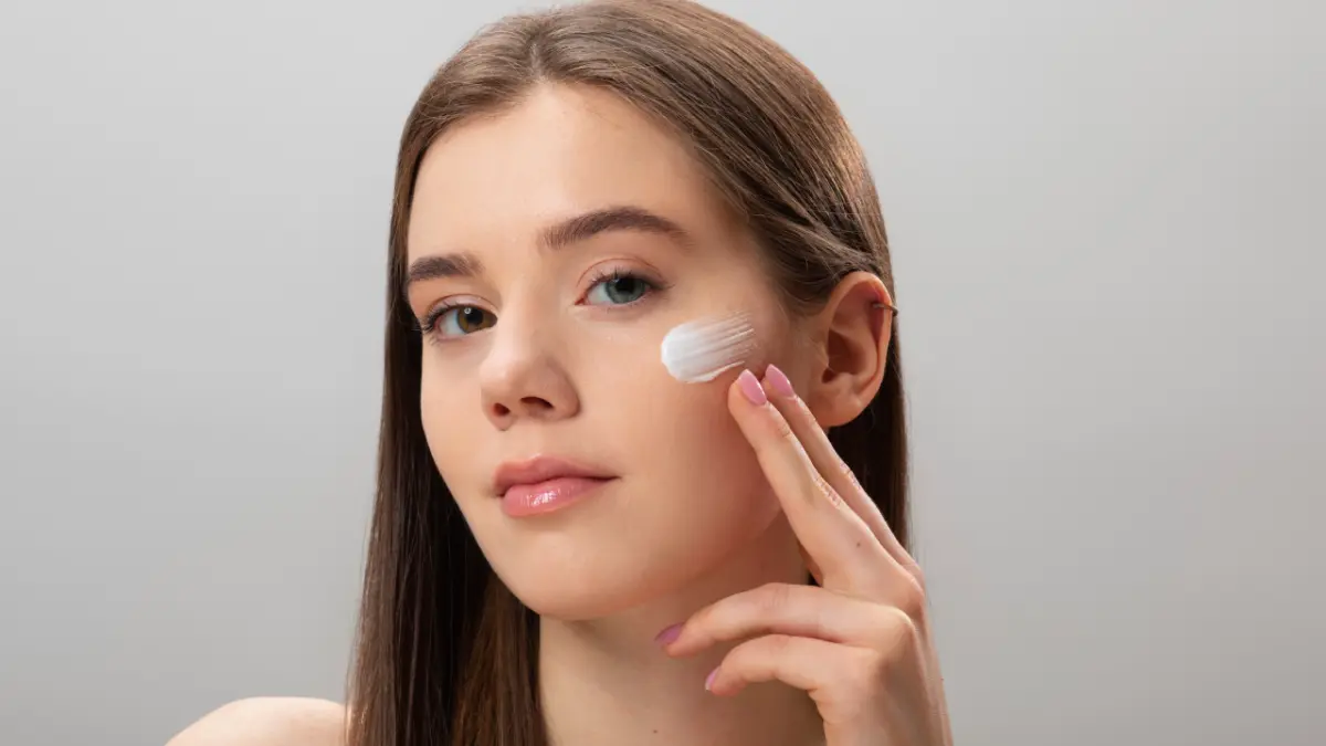 Memakai sunscreen. (Freepik)