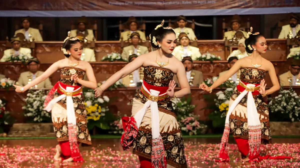 PEMENTASAN HIBURAN BERUPA TARI TRADISIONAL. (M. IHSAN/RADAR SOLO)