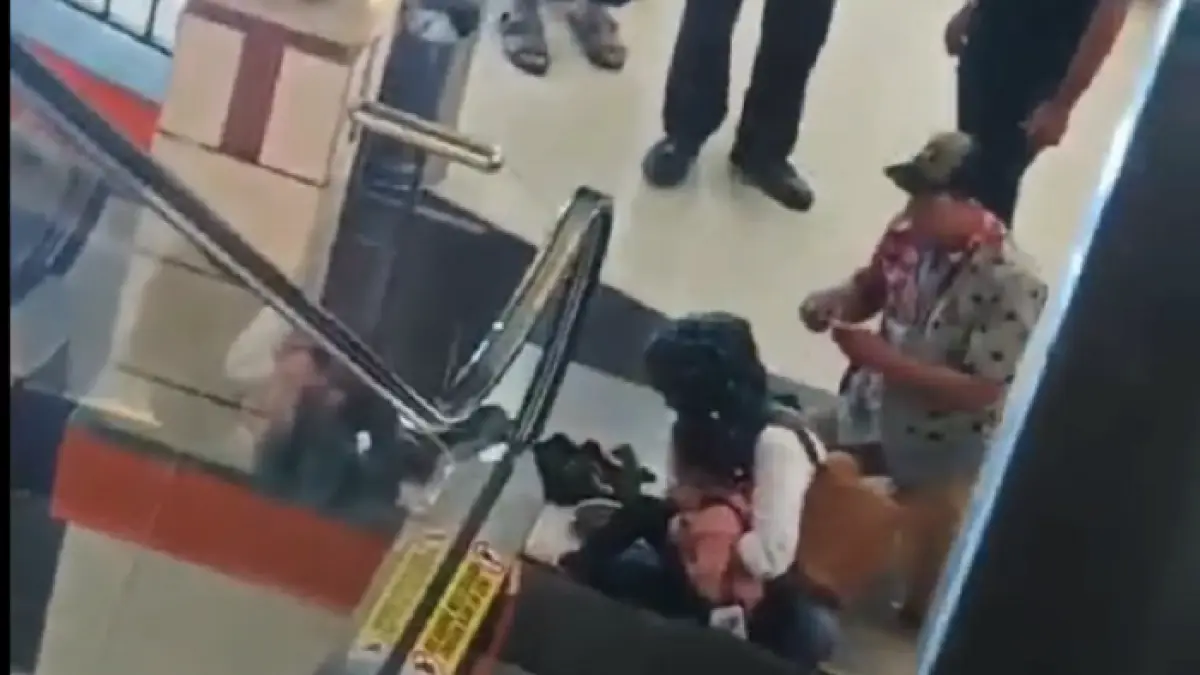 Petugas memberikan pertolongan kepada anak yang terjepit eskalotor di Neo Solo Grand Mall, Rabu (15/4/2026) malam. (TANGKAPAN LAYAR VIDEO WARGA)