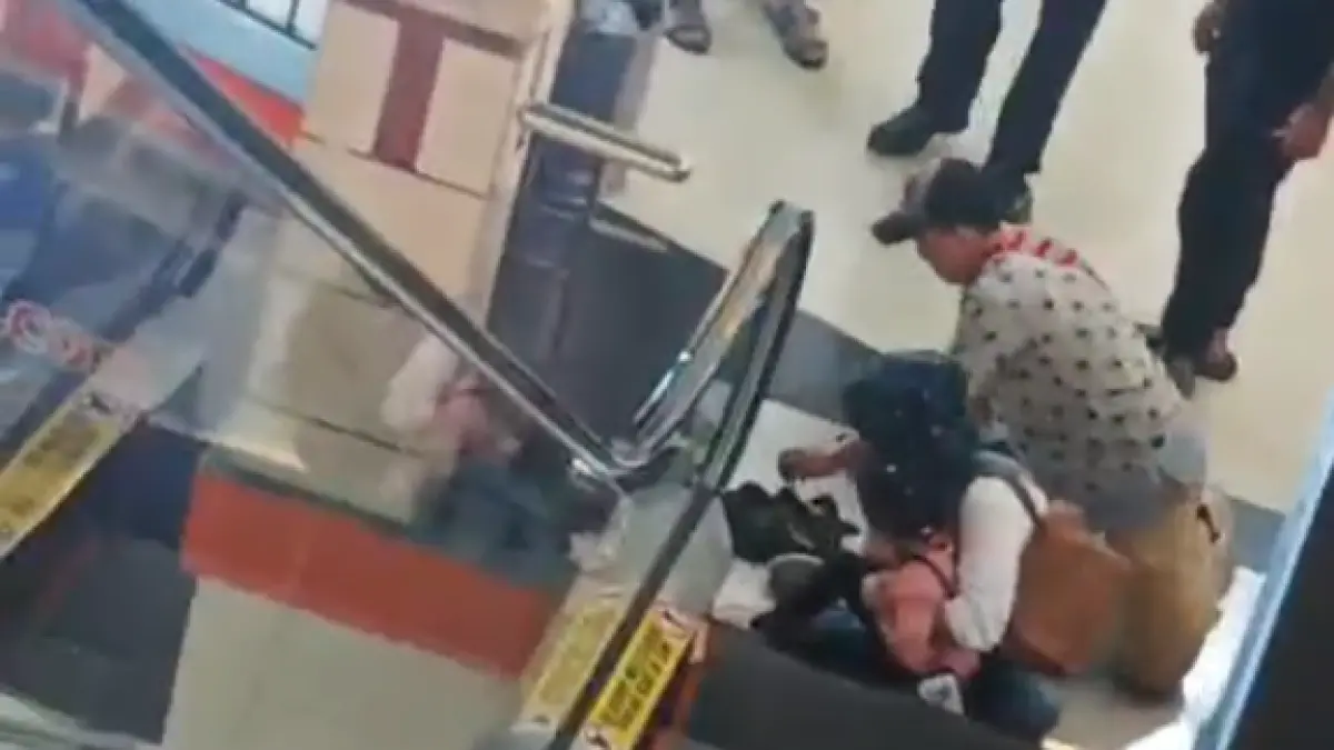 Petugas memberikan pertolongan terhadap anak yang terjepit eskalator di Neo Solo Grand Mall, Rabu (15/4/2026). (TANGKAPAN LAYAR VIDEO WARGA)