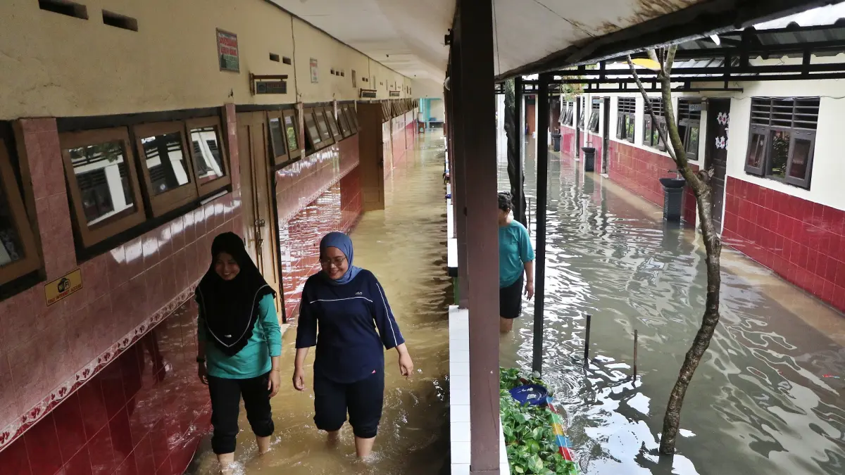 SDN Sanggrahan 1 Kecamatan Grogol, Sukoharjo, terendam banjir, Rabu (15/4). (Arief Budiman/Radar Solo) 