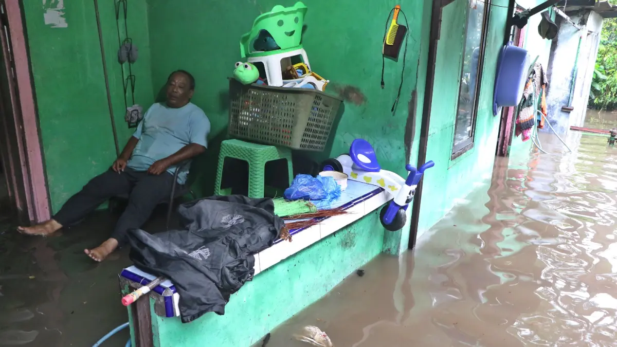 Seorang warga di Solo yang jadi korban banjir, terlihat lesu di depan kediamannya, Rabu (15/4/2026). (ARIEF BUDIMAN/RADAR SOLO) 