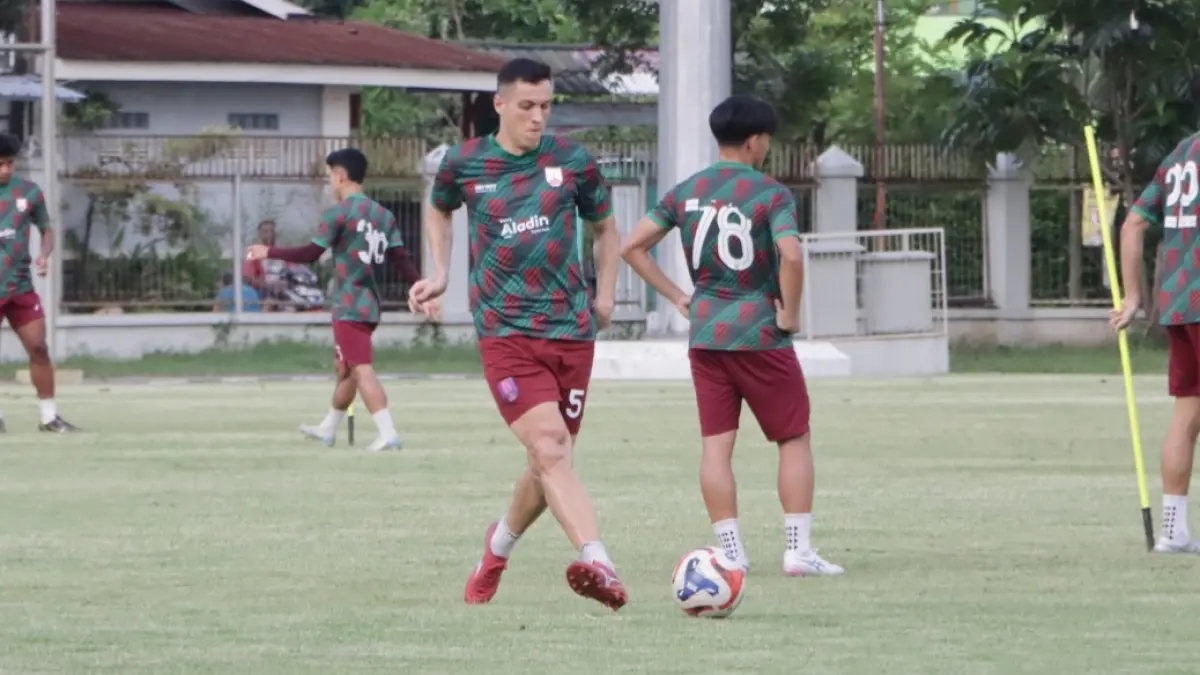 TEMPA DIRI: Gelandang Persis Solo Andrei Alba saat berlatih dengan tim di Lapangan Banyuanyar, Rabu (15/4/2026). (M. IHSAN/RADAR SOLO)