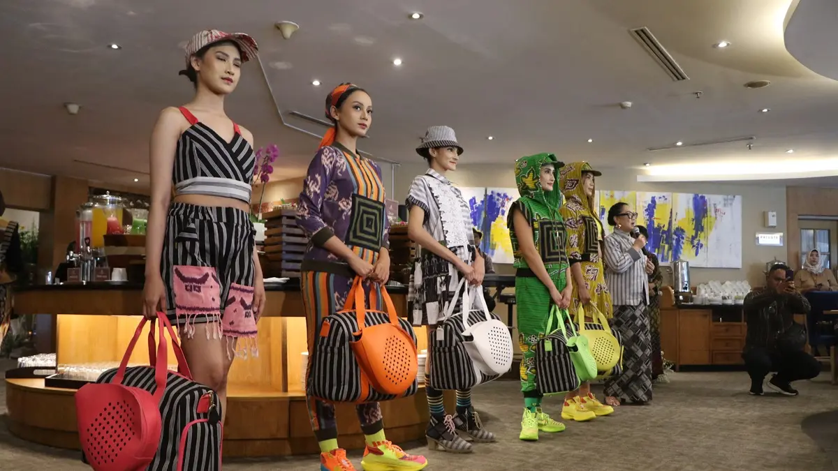 The Sunan Hotel Solo menggelar peragaan busana dalam gelaran Fashion and Luncheon, Rabu (15/4). (ARIEF BUDIMAN/RADAR SOLO)