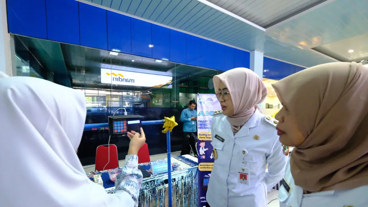 Wakil Wali Kota Solo Astrid Widayani melihat Lomba Kreativitas dan Inovasi (Krenova) Kota Surakarta 2026, Rabu (15/4). (SILVESTER KURNIAWAN/RADAR SOLO) 